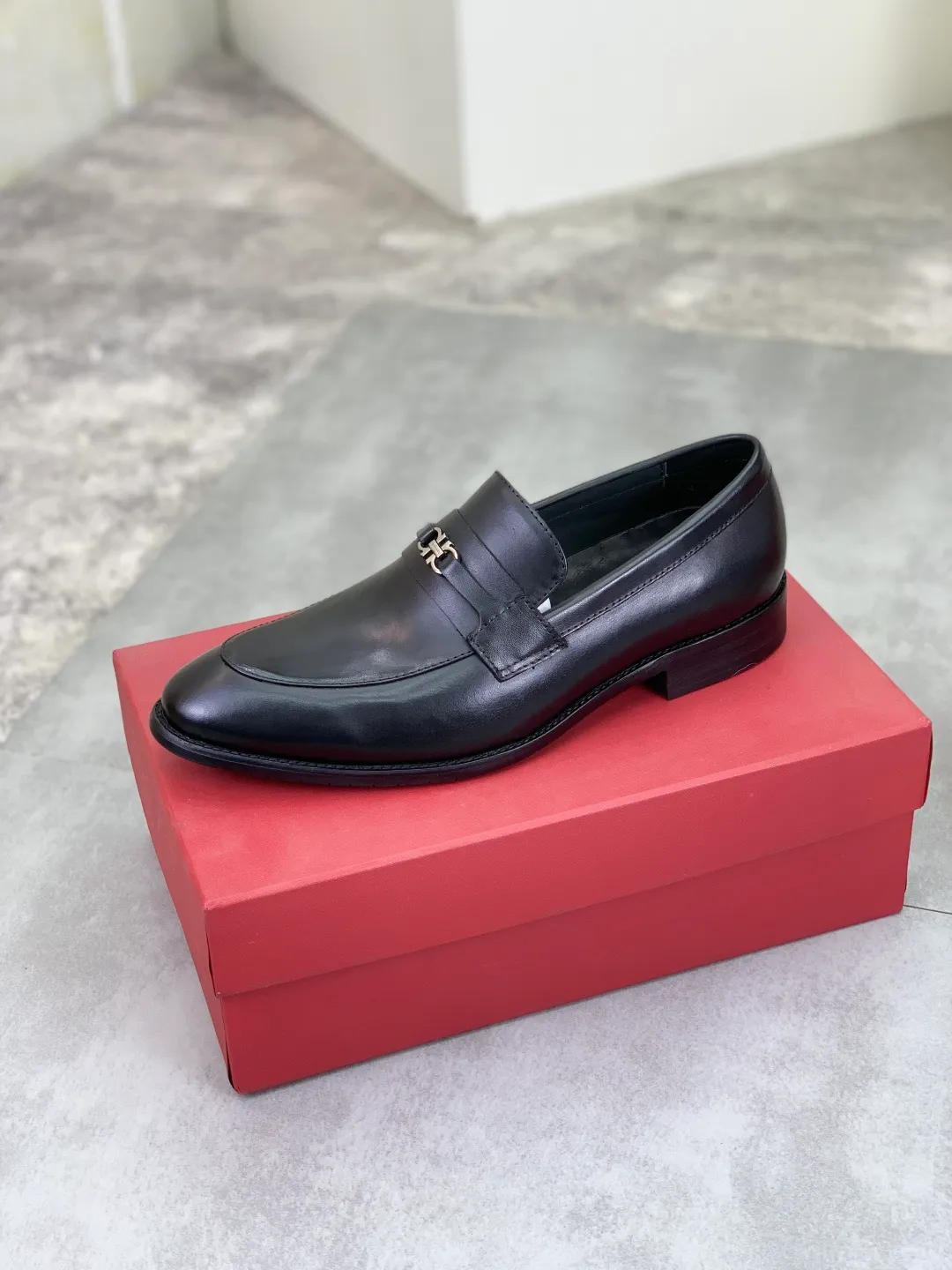 Men's Men's Shoes 💰P480💰[New Style] Water-dyed Niuli 🆘[Salvatore Ferragamo] Ferragamo's latest casual business leather shoes for men! Available at counters simultaneously! The fabric is made of specially imported original calfskin, and the interior is made of imported water-dyed cowhide. It is absolutely luxurious and leads the fashion trend. Matching code: 39-44, black optional